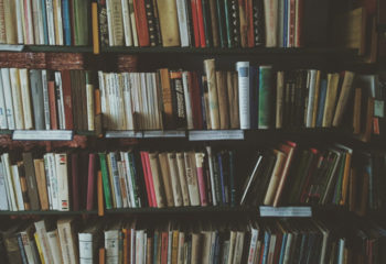 Das Bücherregal sortieren – Doch nach welchen Kriterien?